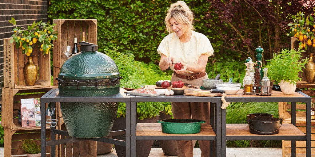 Big Green Egg Large in einer Outdoor-Küche im Einsatz — Lifestyle-Anwendung beim Grillen und Smoken im Garten
