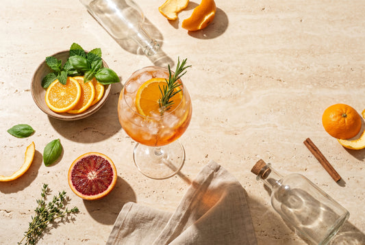 Aperol Spritz alkoholfrei mit Bitterorange und Rosmarin auf Travertin