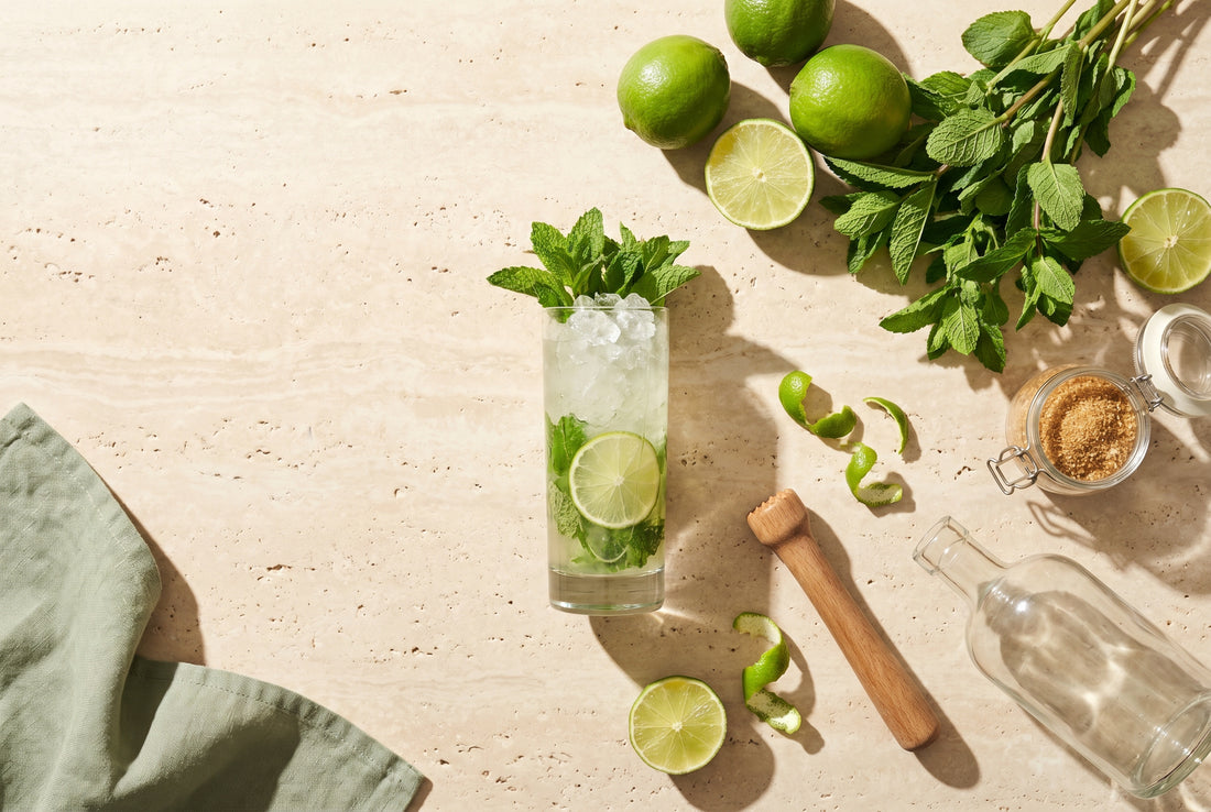 Mojito alkoholfrei mit frischer Minze und Limetten auf Travertin