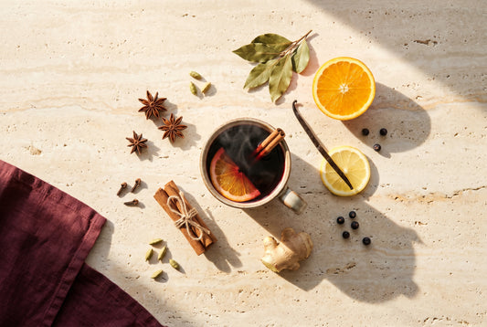 Alkoholfreier Glühwein in Keramiktasse mit Zimt, Sternanis und Orange