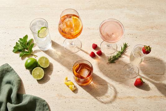 Fünf alkoholfreie Cocktails in unterschiedlichen Gläsern – Aperitif bis Digestif