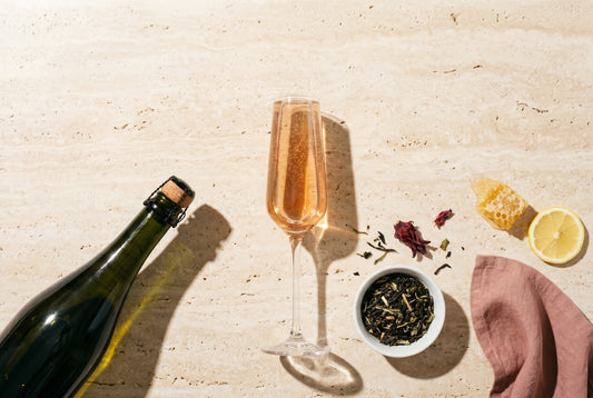 Sparkling Tea in Champagnerflöte mit Loseblatt-Tee und Hibiskus