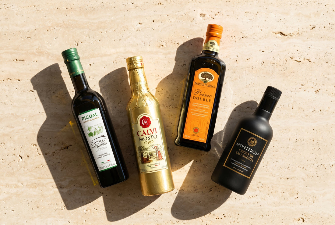 Natives Olivenöl extra — sortenreine DOP- und Premium-Öle auf Travertin