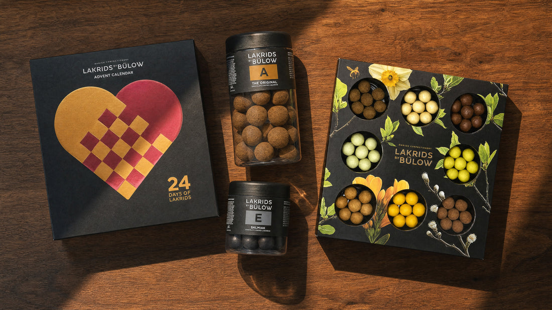 Lakritz-Adventskalender von Lakrids by Bülow mit zwei Dosen und einer Selection Box