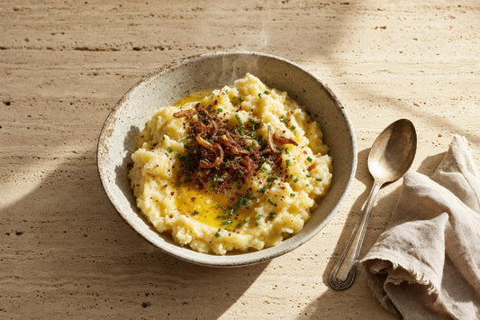 Rustikaler Kartoffelstampf mit brauner Butter, Röstzwiebeln, Schnittlauch und Kartoffelstampfgewürz