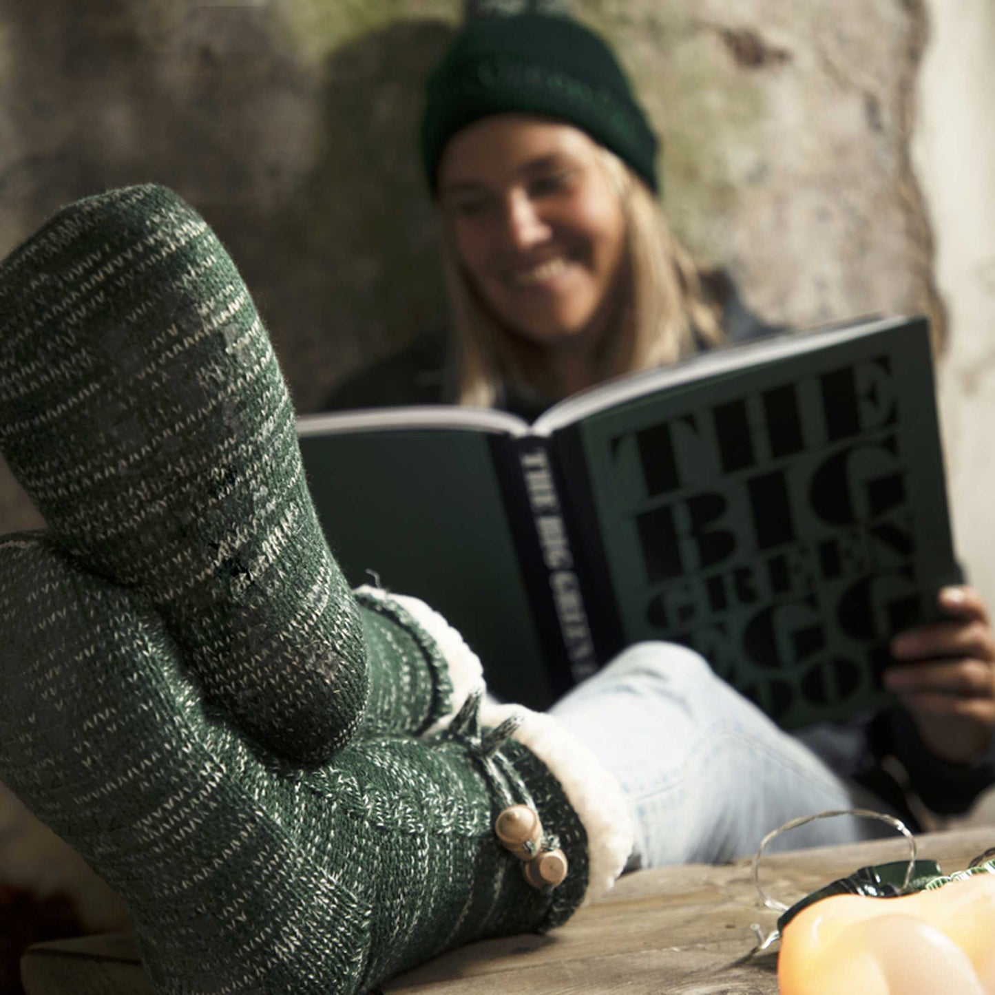 The Big Green Egg Book — Mood-Aufnahme des türkisgrünen Hardcover-Buchs