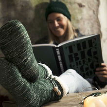 The Big Green Egg Book — Mood-Aufnahme des türkisgrünen Hardcover-Buchs