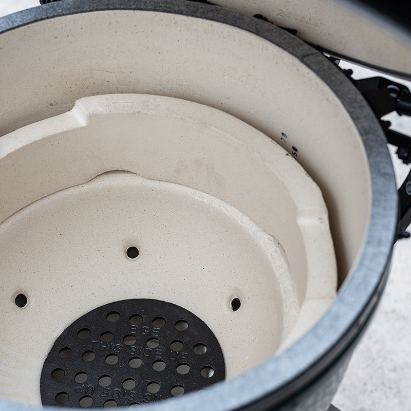 Innenraum des Big Green Egg Large mit Feuerring aus Keramik und Kohlerost