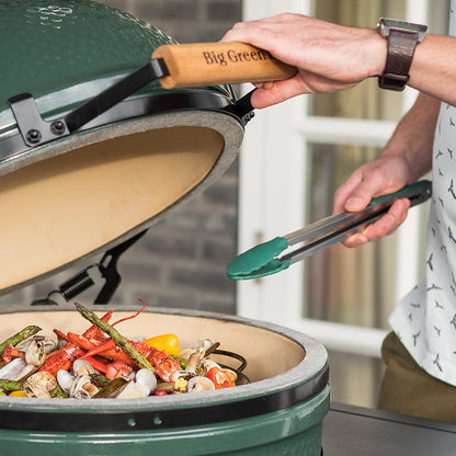 Big Green Egg Minimax geöffnet beim Grillen von Garnelen, Muscheln und grünem Spargel