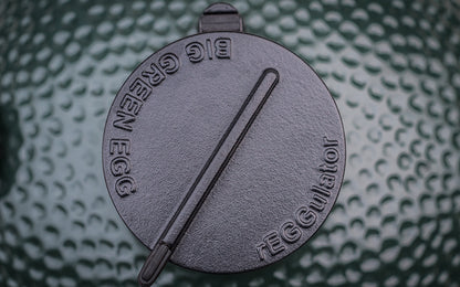 rEGGulator Deckelventil aus Gusseisen auf grüner Keramik des Big Green Egg Xlarge