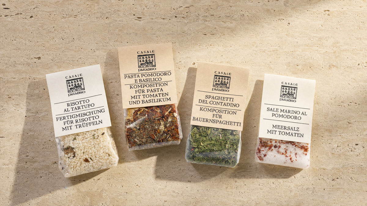 Casale Paradiso Risotto, Pastawürzen und Tomatensalz auf Travertin