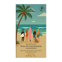 Dolfin Vollmilchschokolade mit karamellisierten Macadamianüssen, 70-g-Tafel mit Surfern am Strand