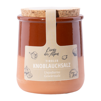 Knoblauchsalz im Keramiktopf