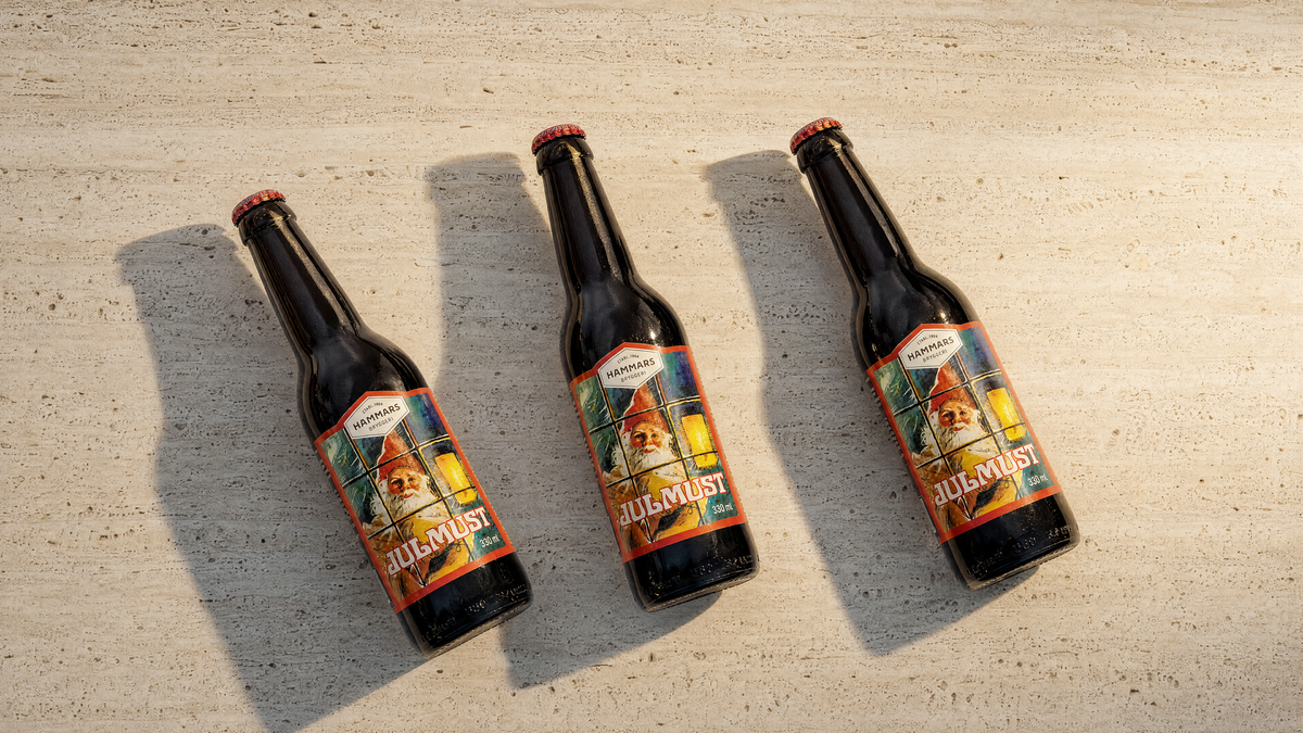 Hammars Bryggeri Julmust, drei Flaschen auf Travertin