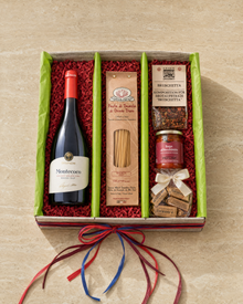 Italienisches Dinner-Geschenk für 2 – 3er-Karton von oben mit Salice Salentino, Spaghetti, Bruschetta-Gewürz, Arrabbiata-Sauce und Gianduiotti-Pralinen