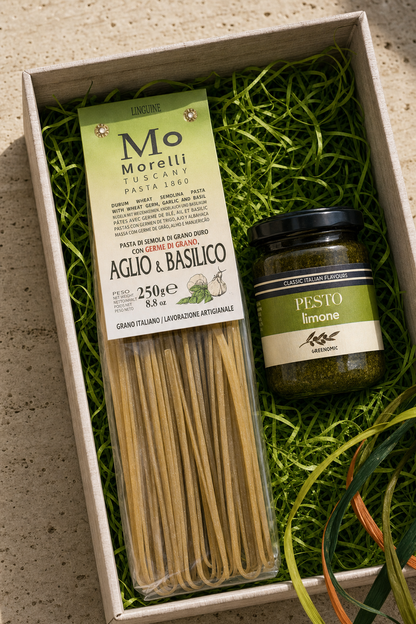 Closeup Linguine Knoblauch & Basilikum und Pesto Limone im 2er-Karton auf grünem Sizzlepack