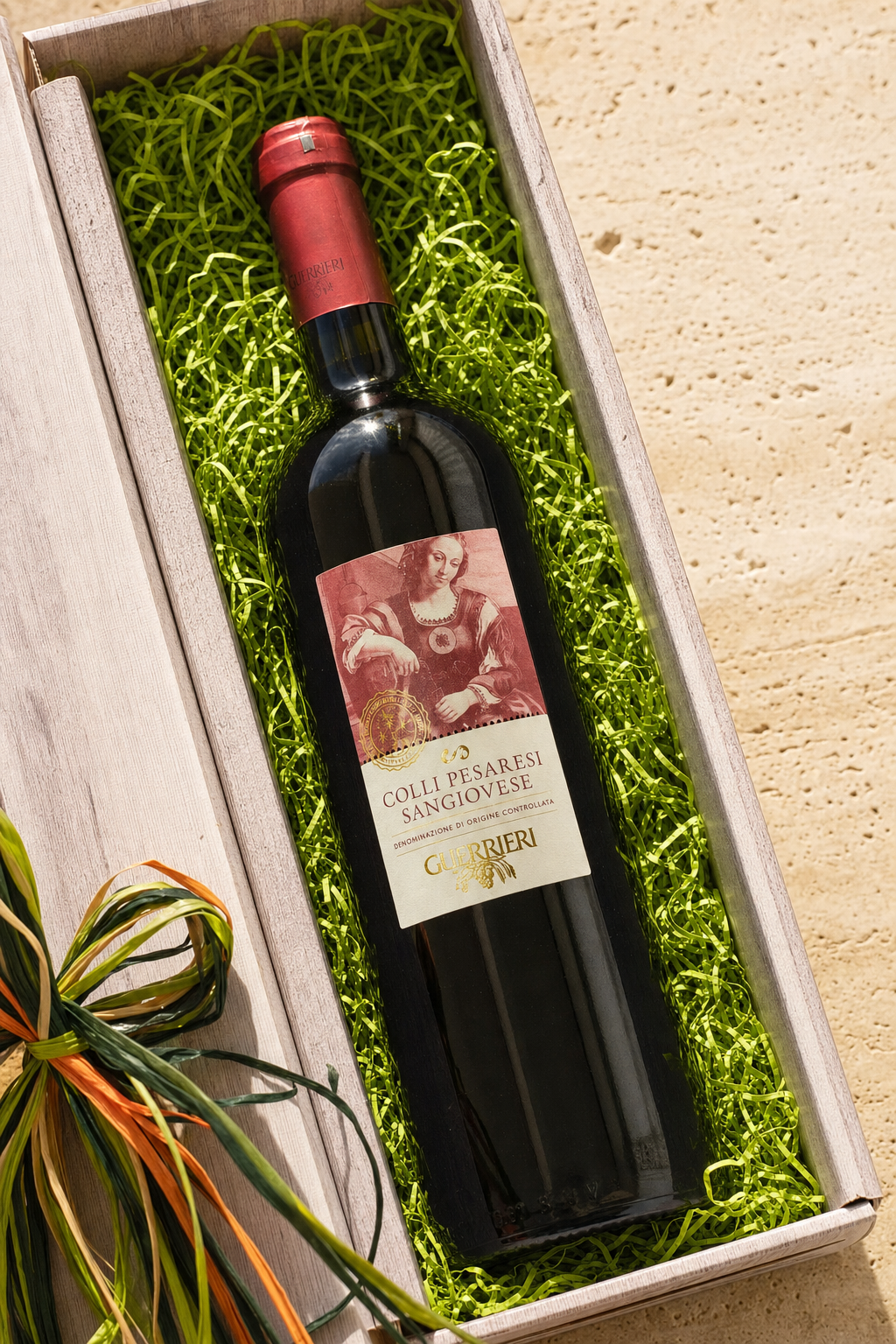 Closeup Colli Pesaresi Sangiovese DOC im 2er-Karton auf grünem Sizzlepack