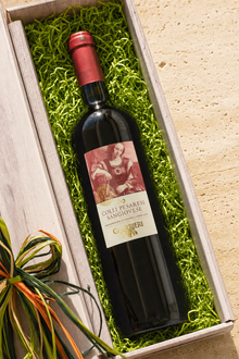Closeup Colli Pesaresi Sangiovese DOC im 2er-Karton auf grünem Sizzlepack