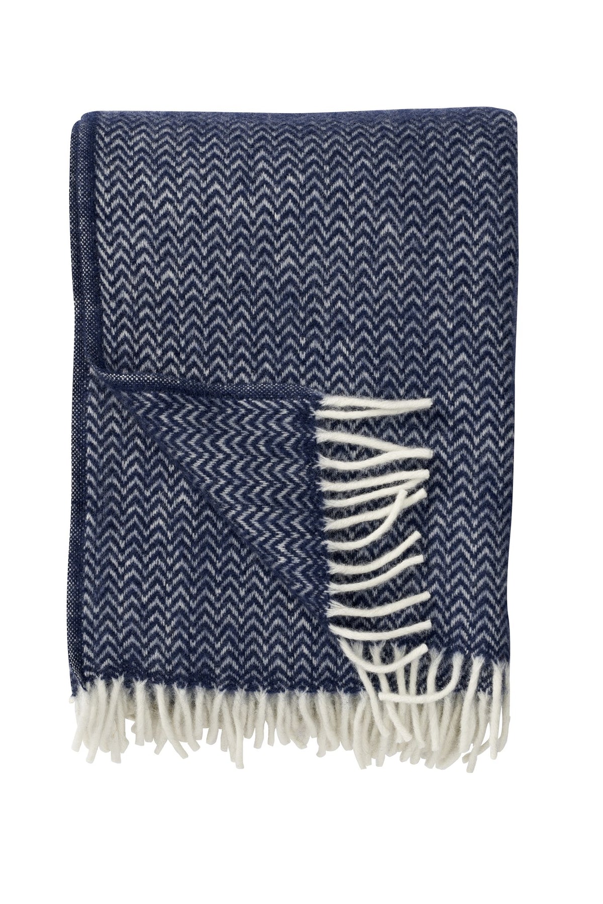 Klippan Wolldecke Chevron in Denimblau, aus 100 % Lammwolle, gefaltet mit cremefarbenen Fransen