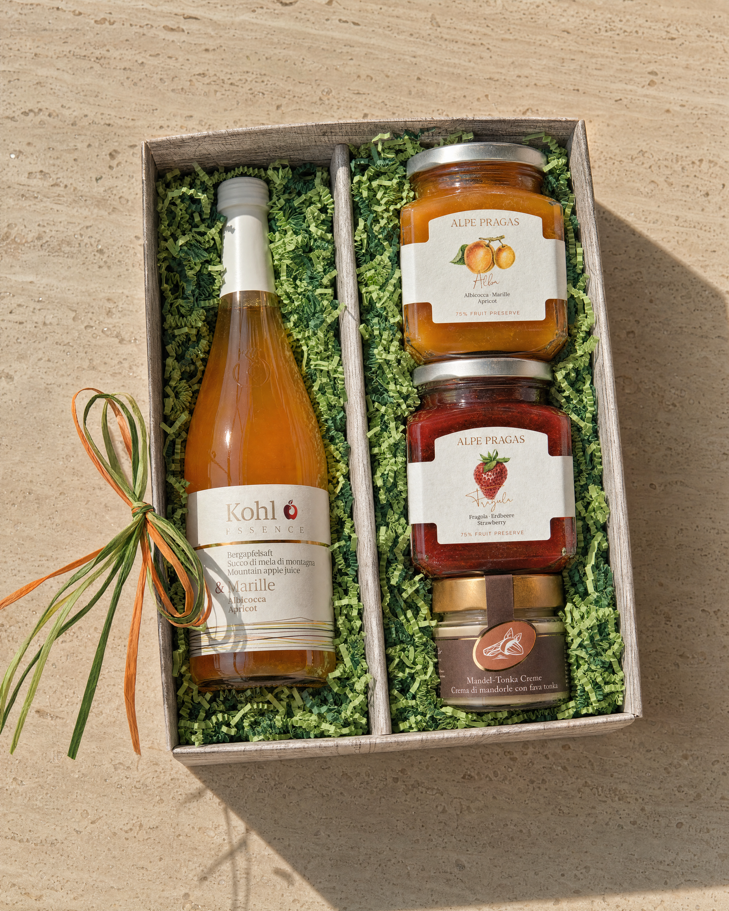 Marillen-Geschenk im 2er Karton — Geschenkkorb von oben mit allen Produkten