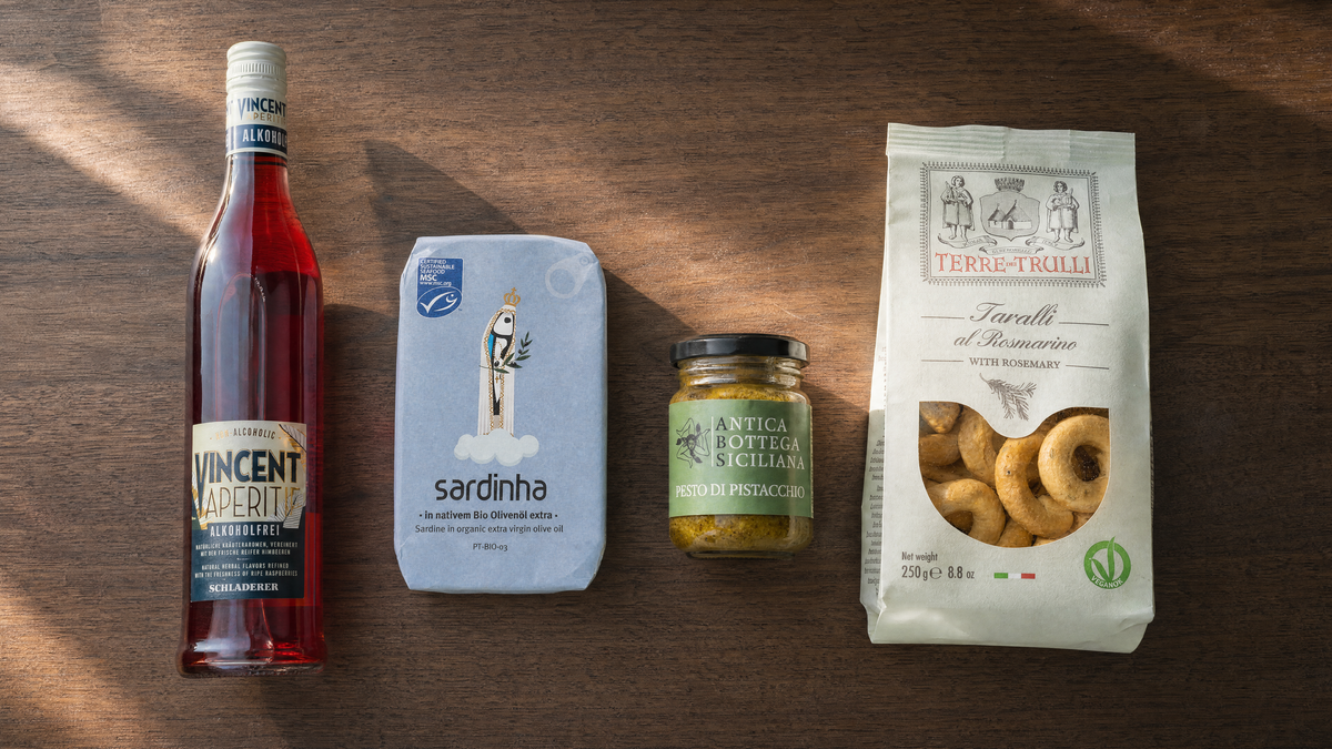 Neuheiten bei genussland: VINCENT Aperitif, Sardinha MSC-Sardinen, Pistazienpesto und Taralli auf Nussbaumholz