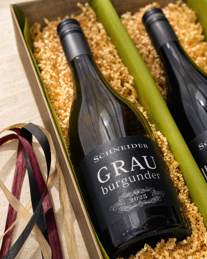 Markus Schneider Grauburgunder 2025 im Geschenkkorb – Closeup