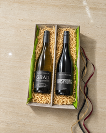 Pfälzer Wein-Präsent mit Grauburgunder und Ursprung – Geschenkkorb von oben mit allen Produkten