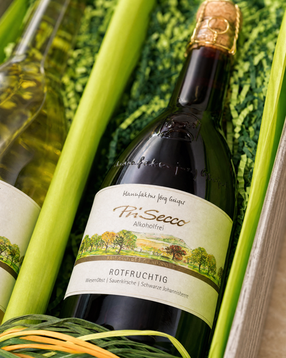 Closeup PriSecco Rotfruchtig im 2er-Karton, Makroshot ans Etikett mit Tiefenunschärfe und grünem Sizzlepack-Bett
